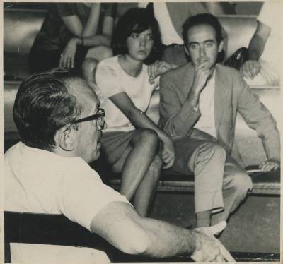 [Vladimir e Clarice Herzog assistem a debate sobre cinema]