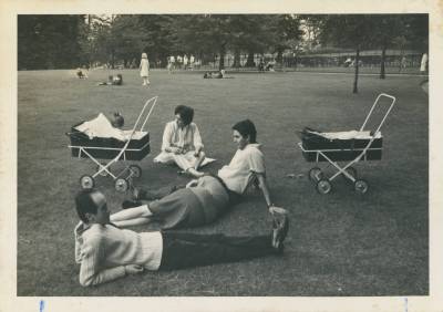 [Vladimir Herzog e o casal Pacheco Jordão no parque]