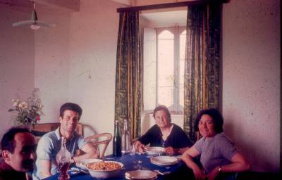 [Vladimir Herzog, Emma, Giannicola e Santina em refeição]