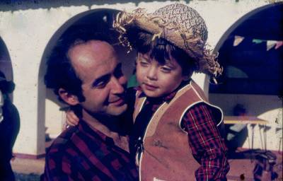 [Vladimir Herzog segura Ivo Herzog no colo]