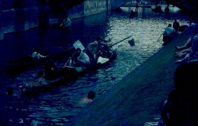 [Rio com barcos]