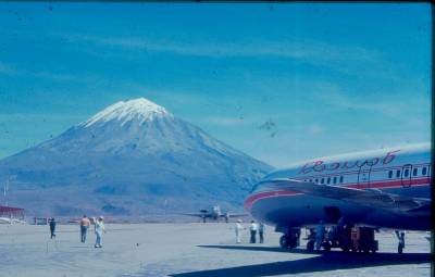[Avião e monte com pico nevado]