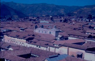 [Vista de cidade com montanhas ao fundo]