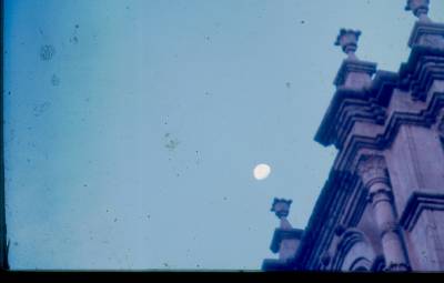 [Parte de torre de edificação e lua]