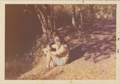 [Vladimir e Clarice Herzog sentados à beira de rio]