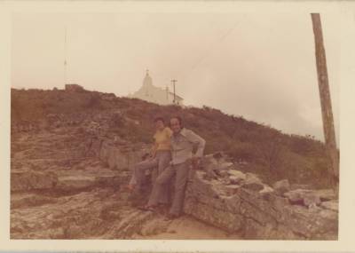 [Vladimir Herzog e Maria da Graça Soares Mascarenhas posam no caminho para o Santuário de Santa Cruz]