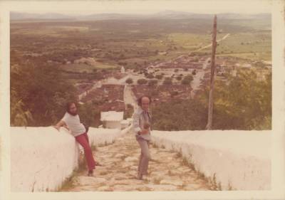 [Vladimir Herzog e Yves Winandy no topo do caminho para o Santuário de Santa Cruz]