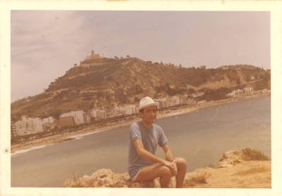 [Vladimir Herzog sentado na praia]