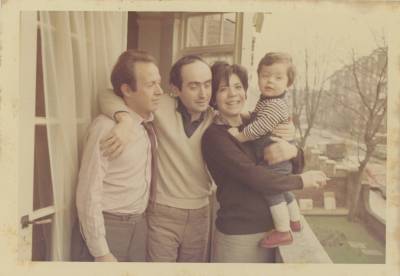 [Vladimir, Clarice e Ivo Herzog e homem não identificado na sacada de apartamento]