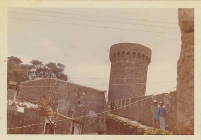 [Vladimir e Clarice Herzog em beiral de castelo]