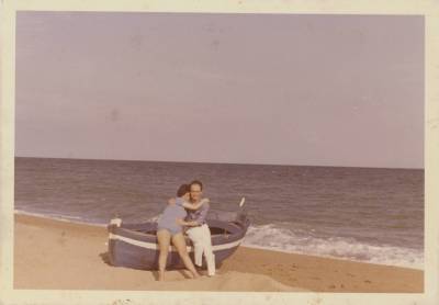 [Vladimir e Clarice Herzog sentados em barco atracado na areia da praia]