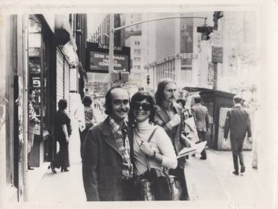 [Vladimir e Clarice Herzog em rua de Nova Iorque]