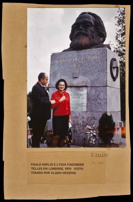 [Paulo Emílio Salles Gomes e Lygia Fagundes Telles ao lado do túmulo de Karl Marx]