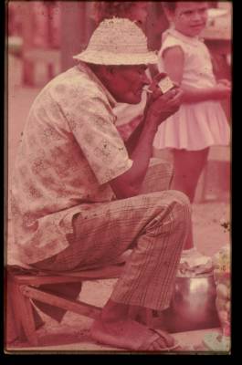 [Homem acende cigarro]