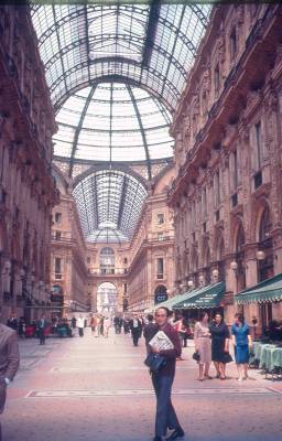 [Vladimir Herzog na Galleria Vittorio Emanuele II, em Milão]