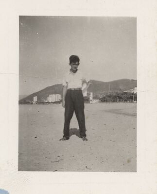 [Vladimir Herzog jovem na praia]