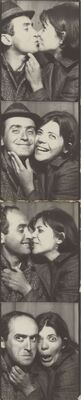 [Vladimir Herzog e Clarice Herzog em cabine fotográfica]