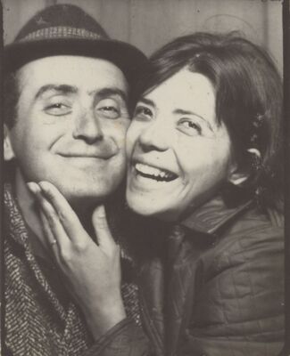 [Sorriso de Vladimir Herzog com Clarice Herzog]