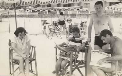 [Conhecidos da família Herzog na praia]