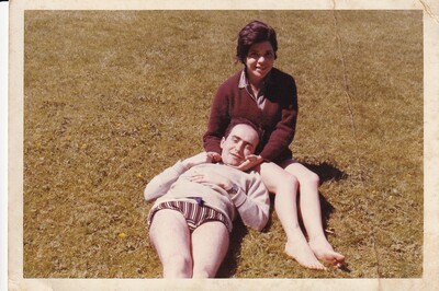 [Vladimir Herzog e Clarice Herzog no parque em Londres]
