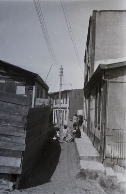 [Viela no Chile com alguns moradores sentados]